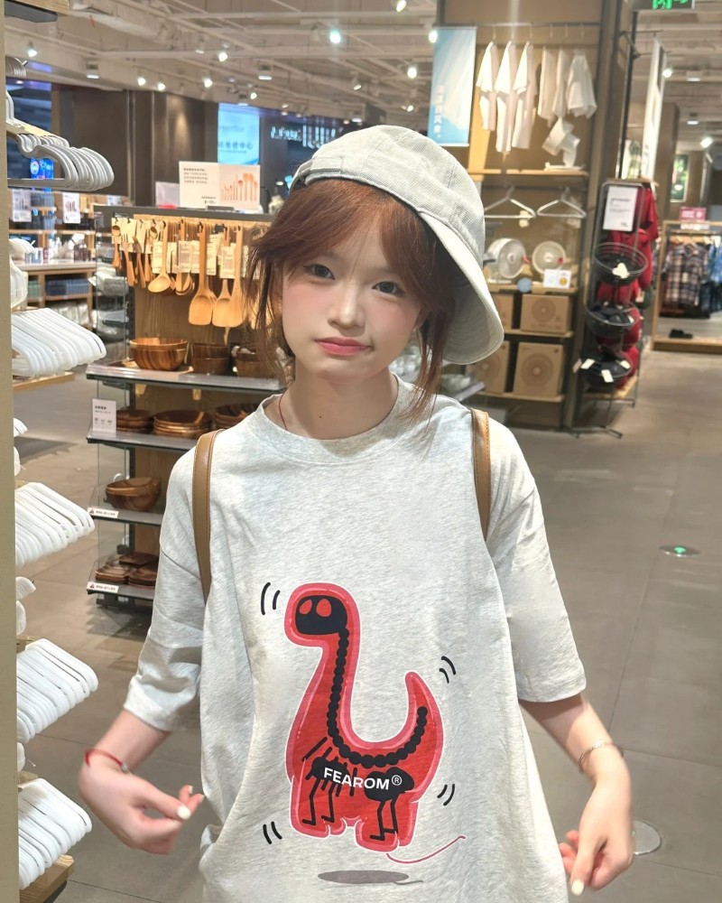 cô gái cười tươi trong quán ăn