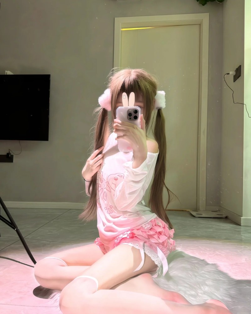 bạn nữ mặc pijama hồng dễ thương