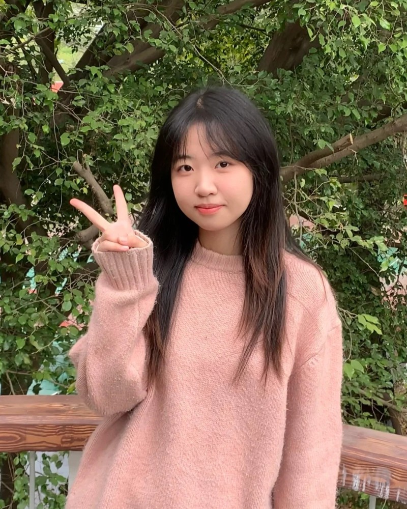 gái xinh trung quốc cute mặc áo hồng tạo dáng ngoài trời