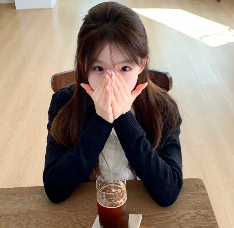 bạn nữ che miệng khi uống trà