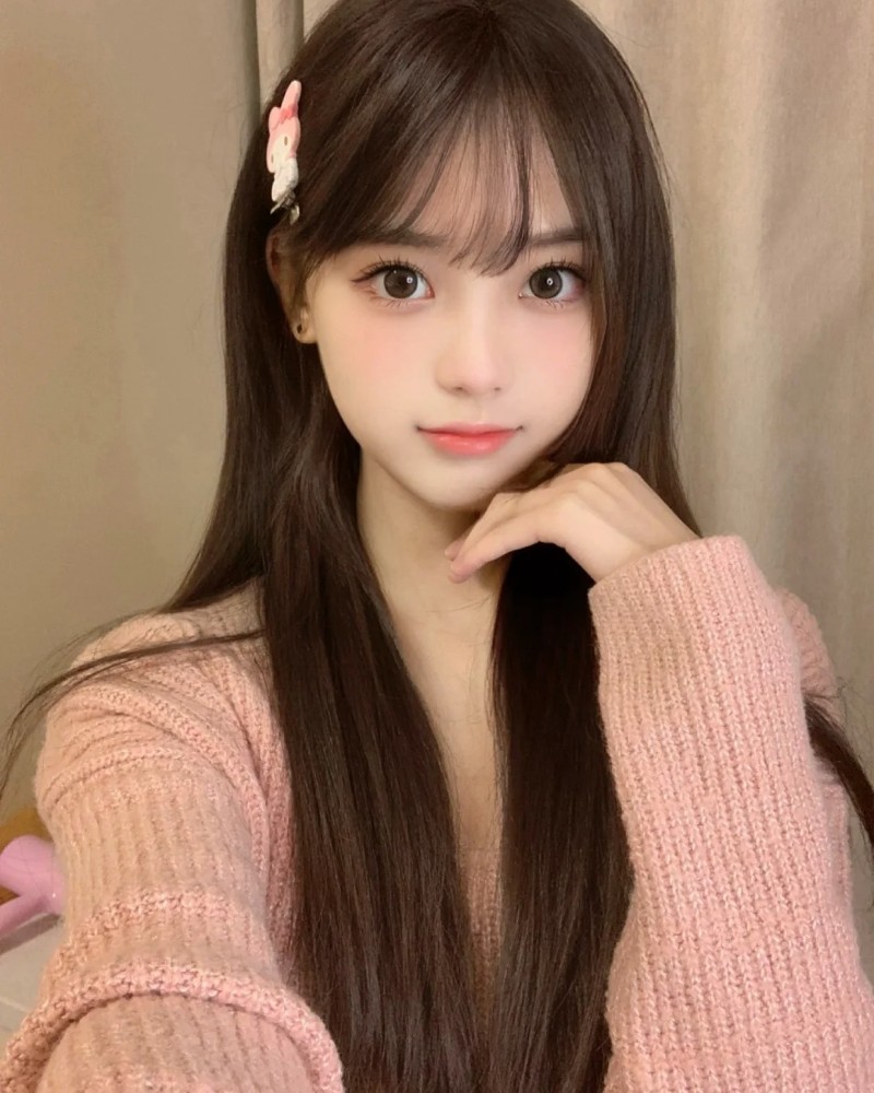 cô gái tóc dài phong cách ngây thơ