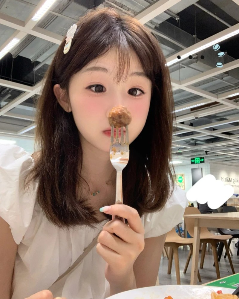 bạn nữ chụp ảnh cận mặt dễ thương