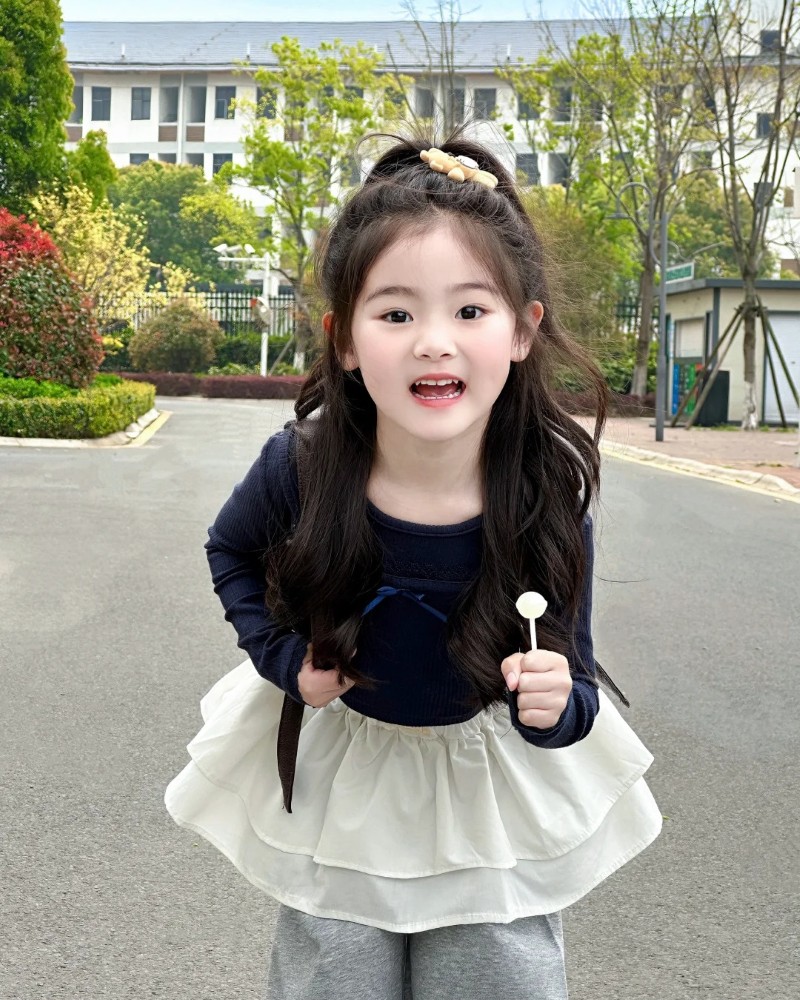 cô gái tạo dáng giữa sân 