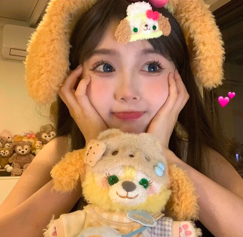 cô gái ôm thú bông tươi tắn