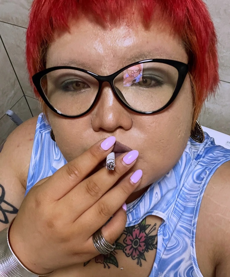 ảnh cô gái gương mặt nghiêm túc nhưng hài hước