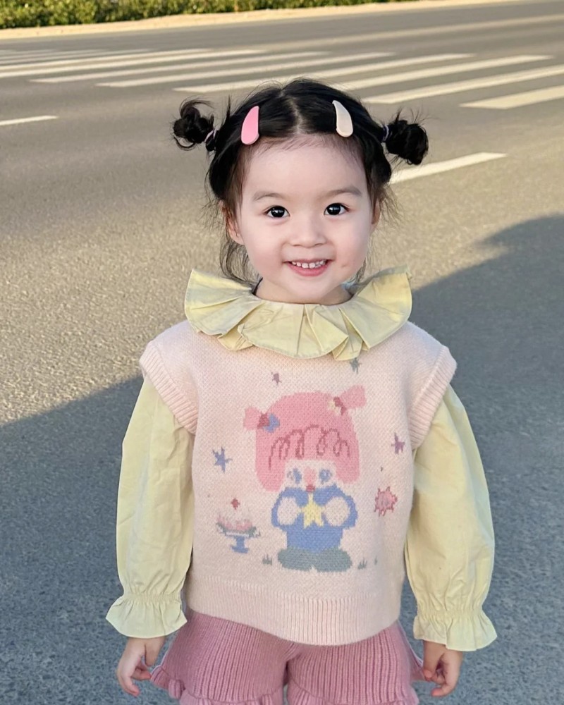 bé gái cười tươi khi đang đi dạo