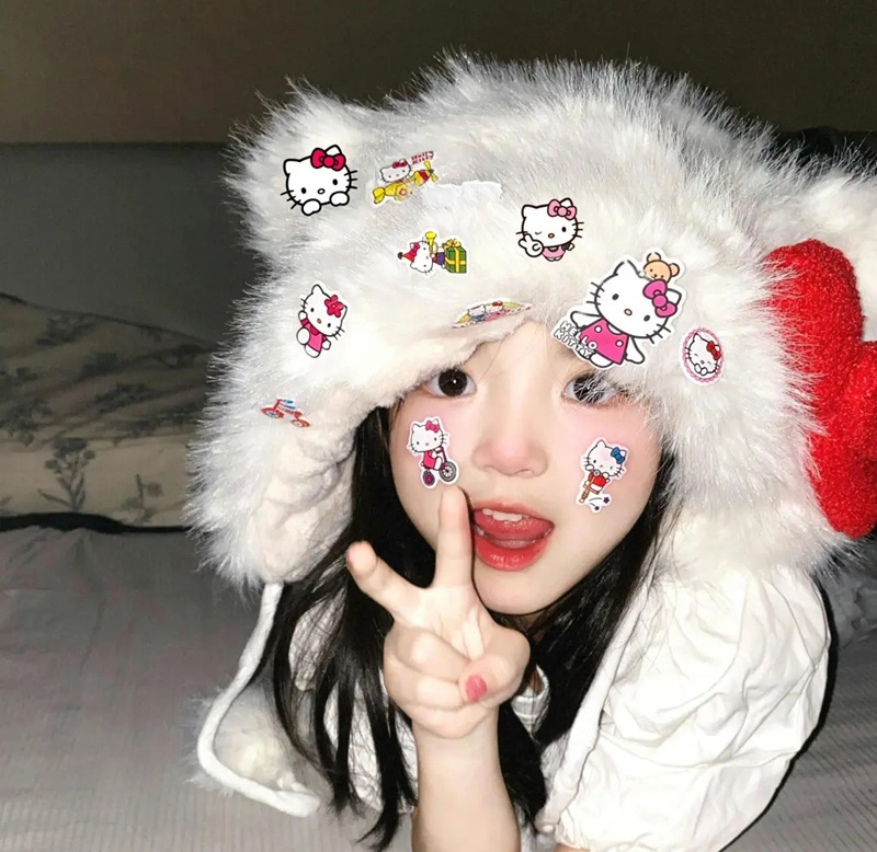 bé gái đội mũ thú bông dễ thương