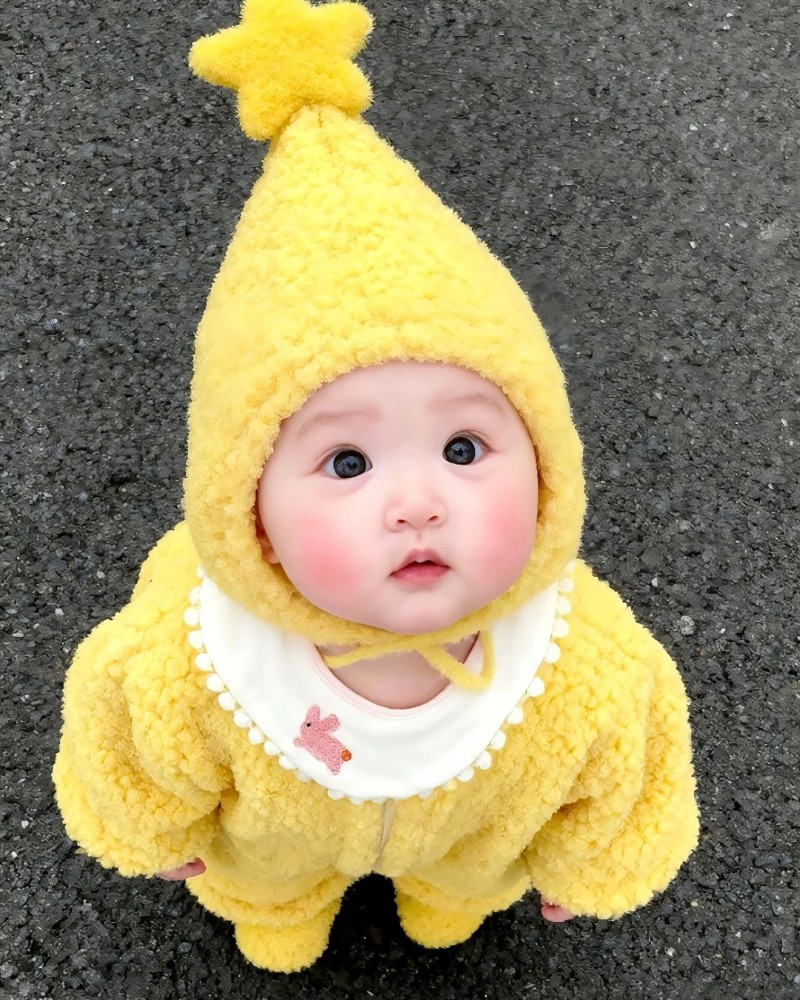 bé gái hóa trang bộ đồ màu vàng đáng yêu