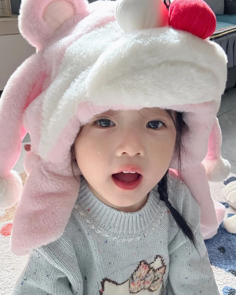 bé gái đội mũ thỏ tạo dáng vui nhộn