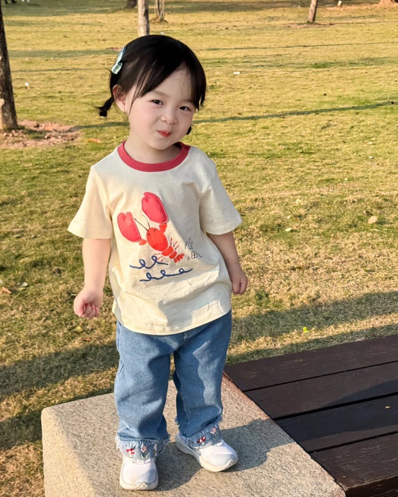 hình bé gái dễ thương cười tươi khi chơi ngoài công viên