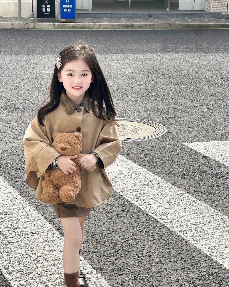 bé gái mặc áo khoác lông dễ thương