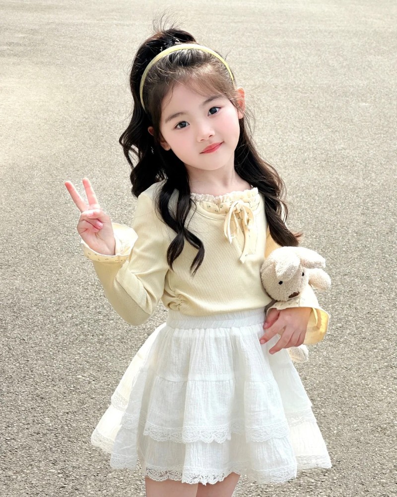 bé gái diện váy trắng đứng giữa đường