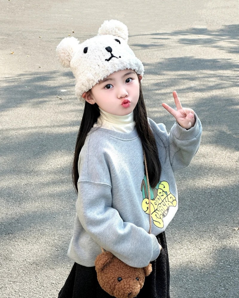 bé gái đội mũ beret tạo dáng dịu dàng