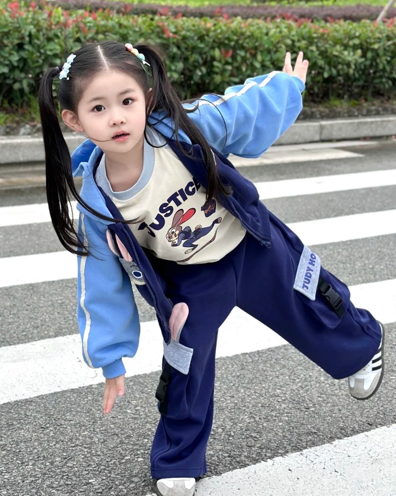 bé gái pose kiểu năng động trên đường