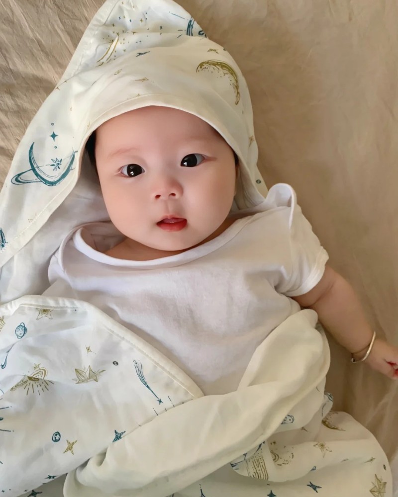 bé gái đội mũ tạo dáng tự nhiên