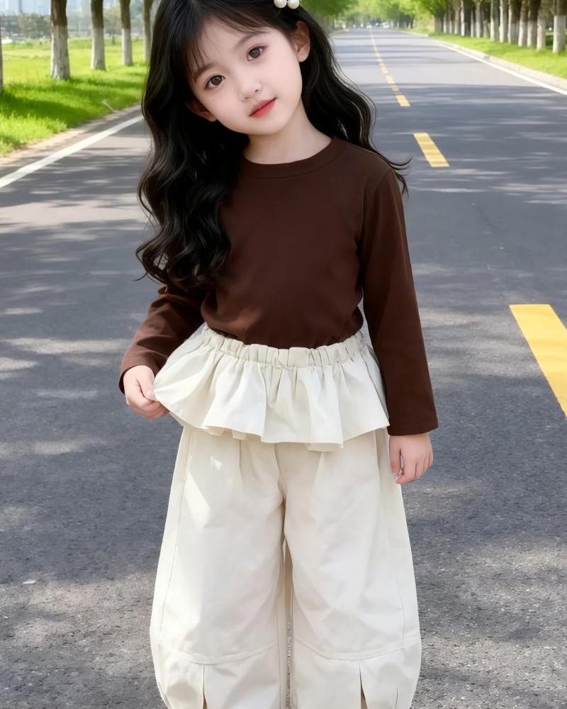 hình bé gái dễ thương mặc áo nỉ chụp ảnh đáng yêu