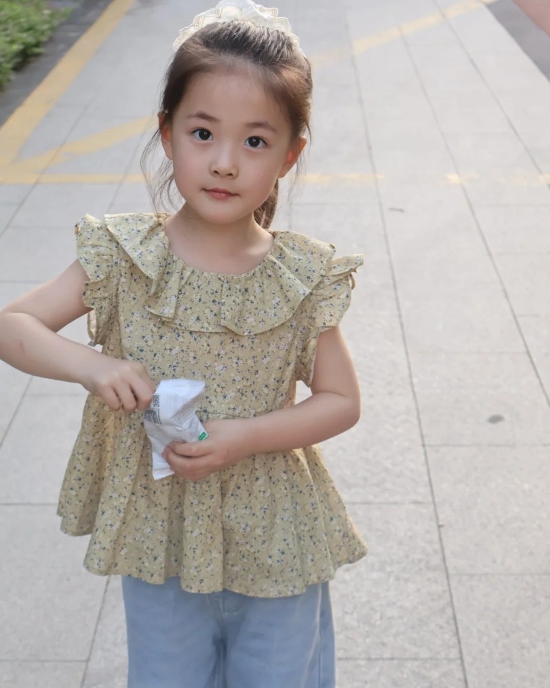 bé gái mặc váy hoa nhẹ nhàng