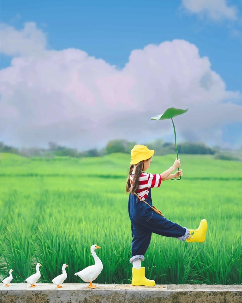 bé gái chạy trên đồng cỏ vui tươi