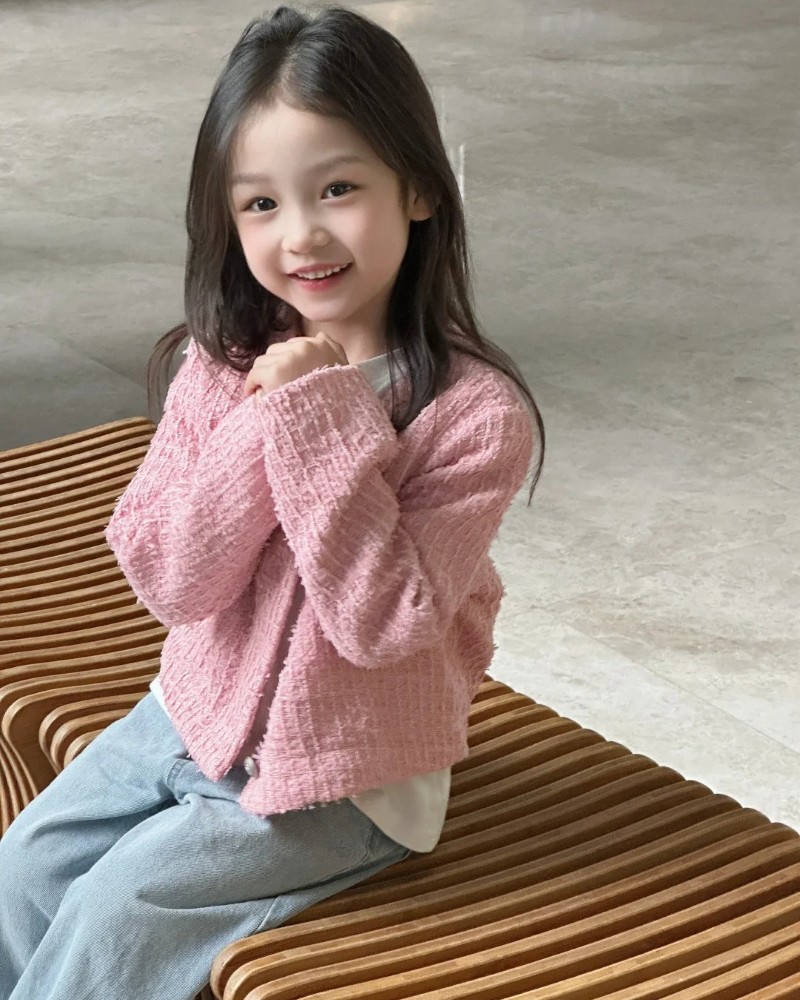 bé gái ngồi băng ghế nhìn nghiêng