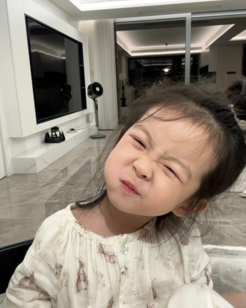 bé gái cười tinh nghịch