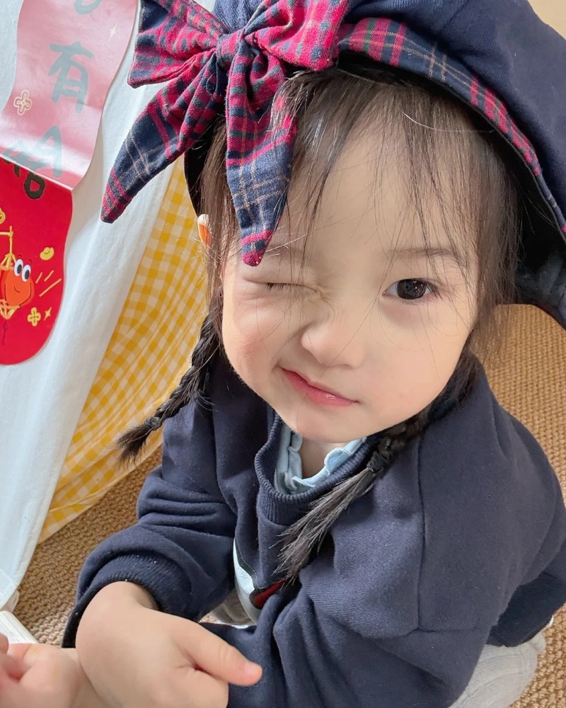 bé gái đội băng đô nơ tạo dáng đáng yêu