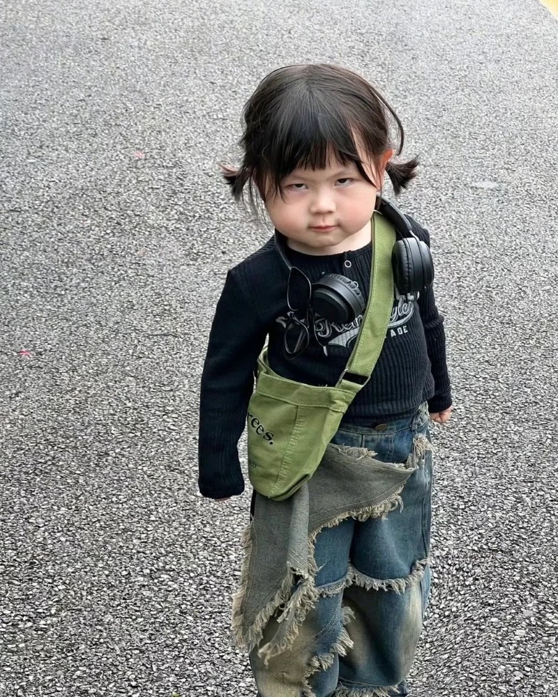 bé gái tạo dáng ngầu khi đứng ở đường