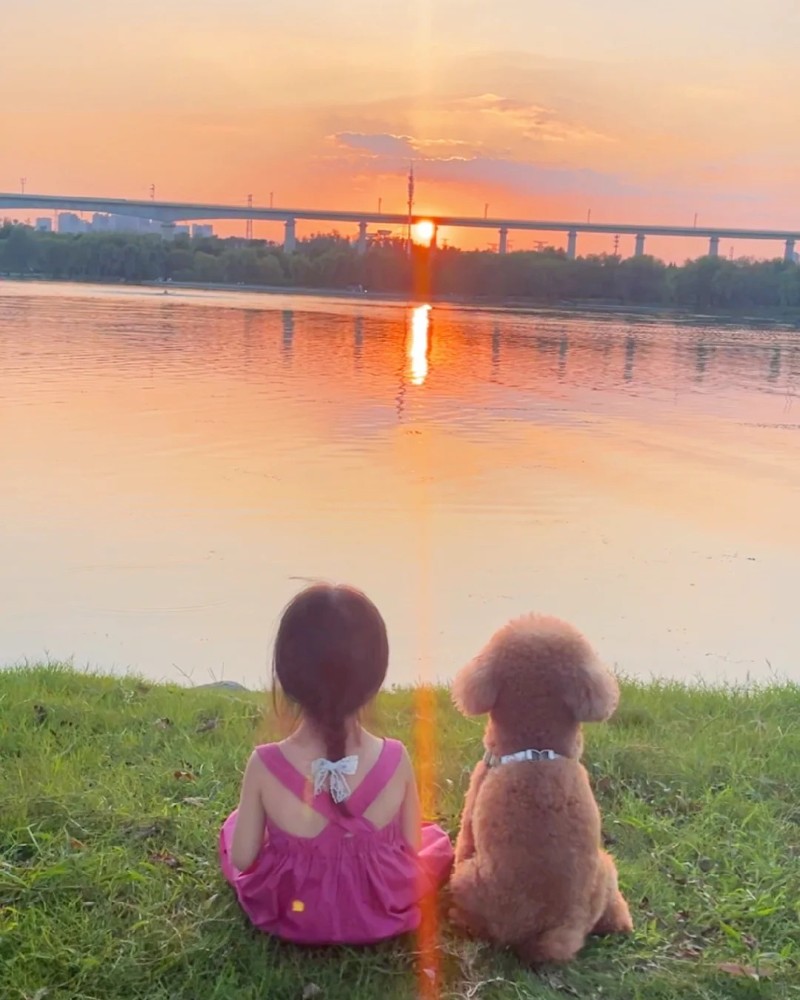 hai bé chơi cạnh hồ nước lúc hoàng hôn