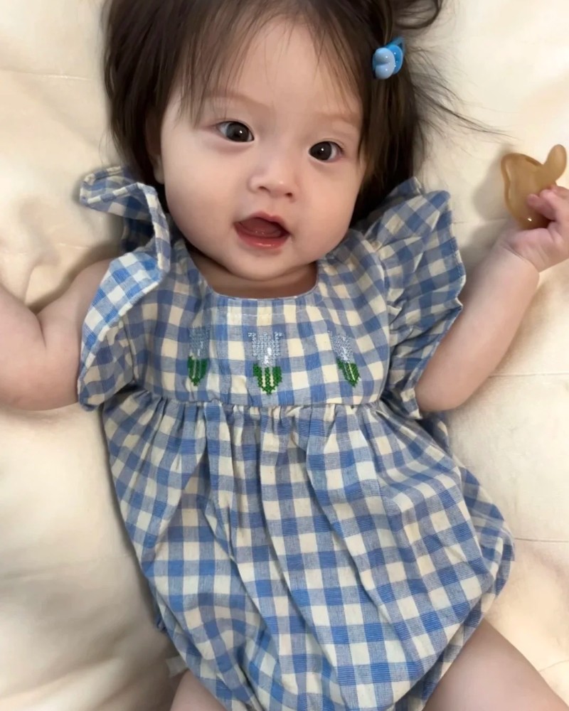 bé gái tạo dáng khi nằm trên thảm