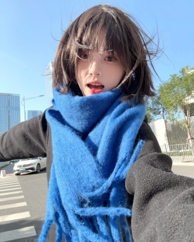 cô gái tóc ngắn quàng khăn xanh ngoài trời