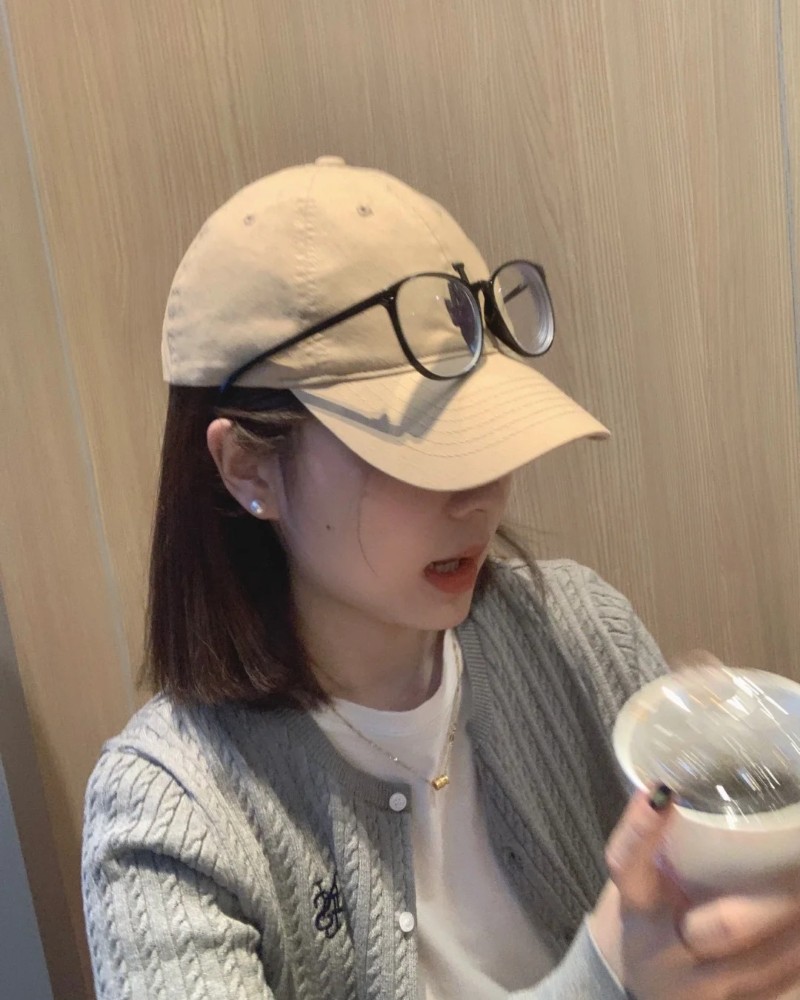 bạn nữ đội mũ lưỡi trai tóc ngắn đáng yêu