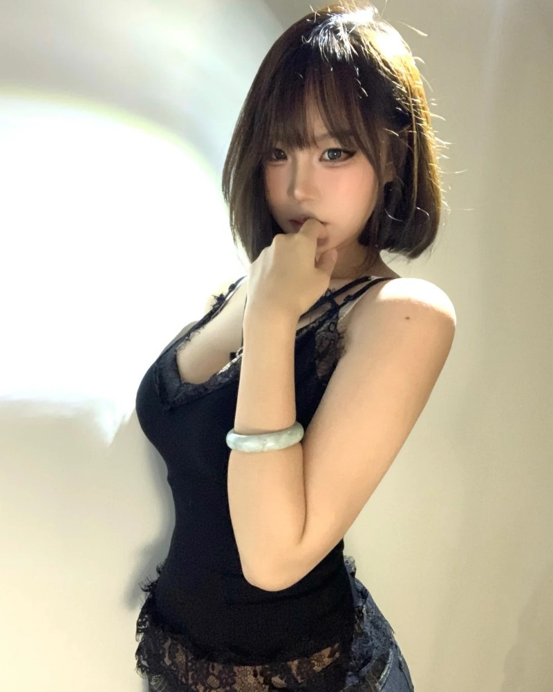 cô gái tóc ngắn tạo dáng với áo ba lỗ