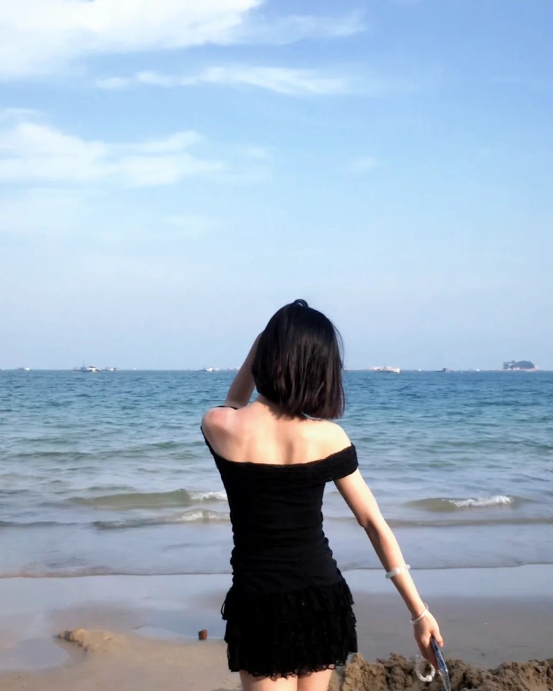 bạn nữ tóc ngắn chụp ảnh ngoài bãi biển