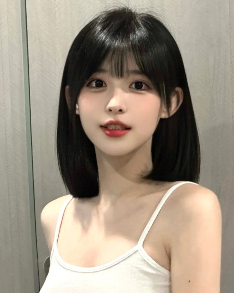 cô gái tóc ngắn mặc áo trắng trẻ trung