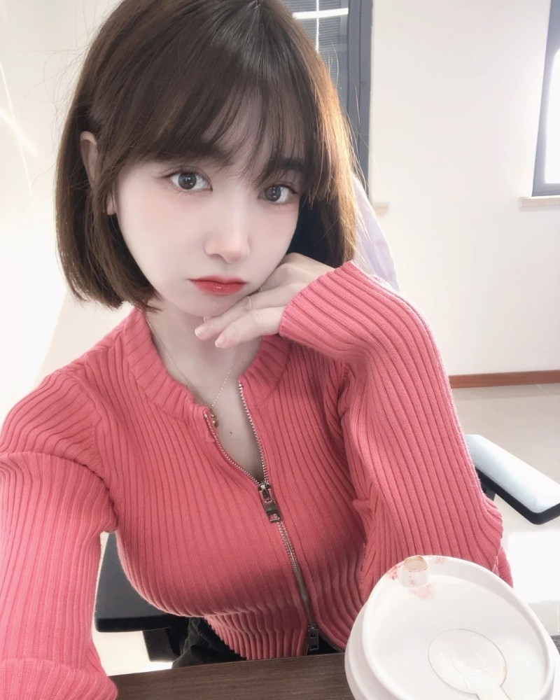 bạn nữ tóc ngắn mặc áo đỏ tạo dáng dễ thương