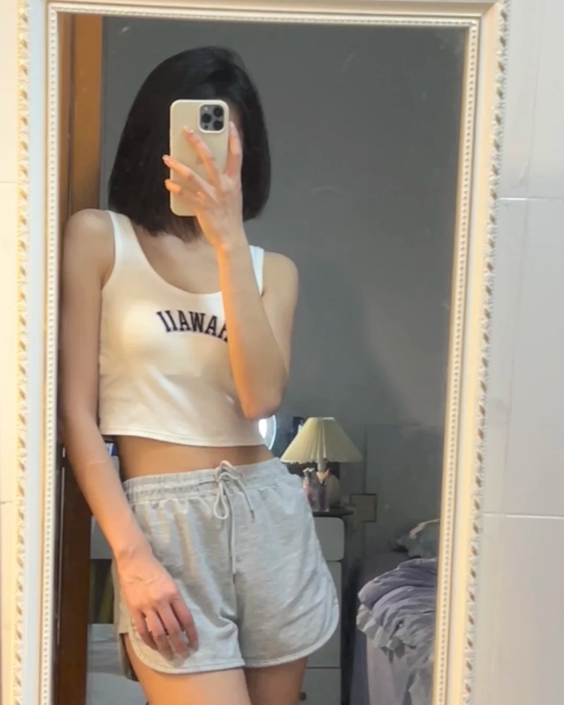 cô gái tóc ngắn chụp gương trong phòng sáng