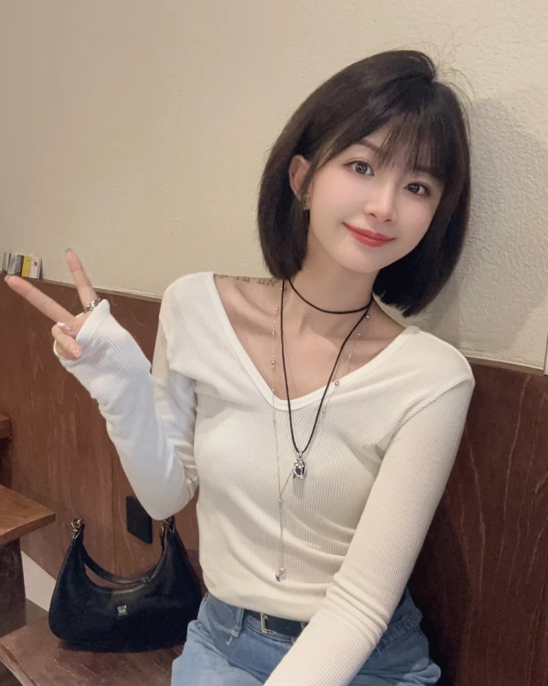 cô gái tóc ngắn mặc áo trắng pose nhẹ