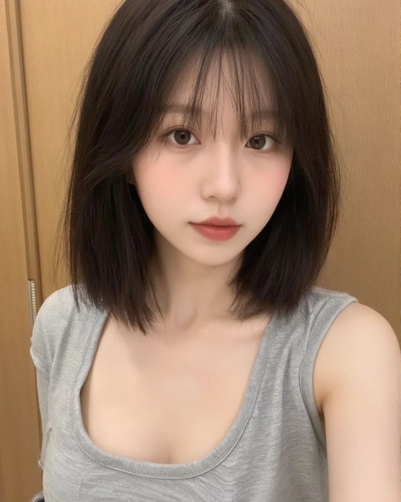 bạn nữ tóc ngắn pose nhẹ với áo xám