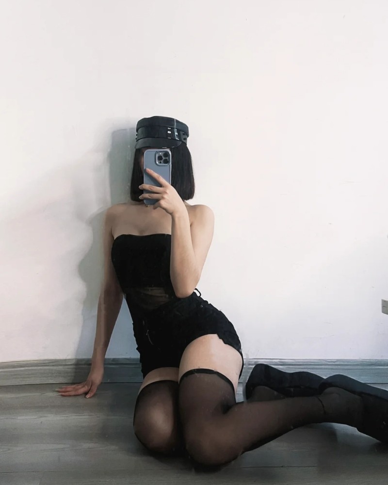 cô gái tóc ngắn mặc đồ đen tạo phong thái mạnh mẽ