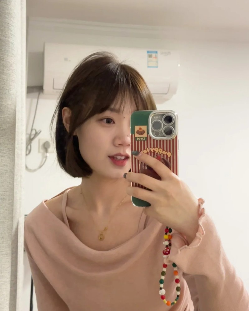 bạn nữ tóc bob tạo dáng trong phòng tông nâu