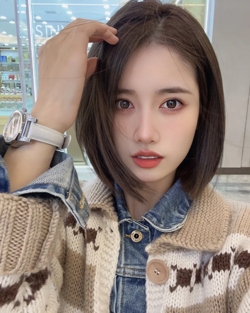 bạn nữ tóc ngắn pose cá tính với áo denim