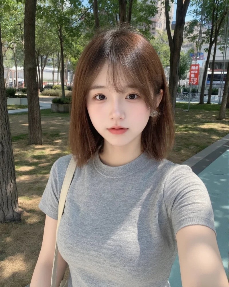 cô gái tóc ngắn trẻ trung ngoài công viên