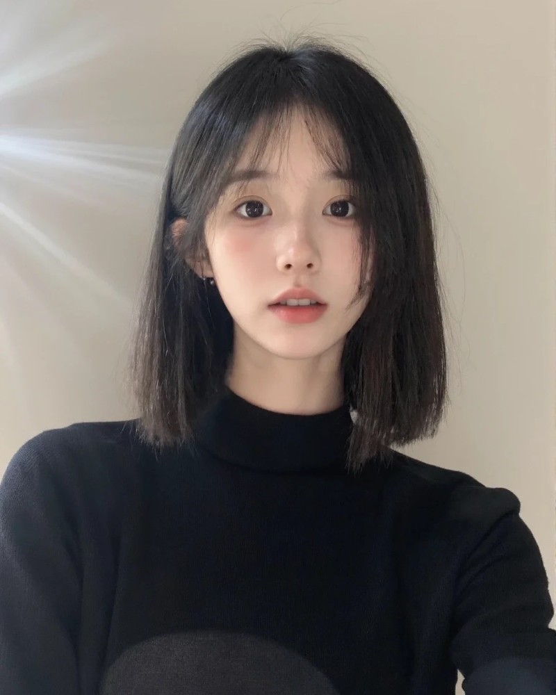 bạn nữ tóc ngắn mặc áo đen phong cách tối giản