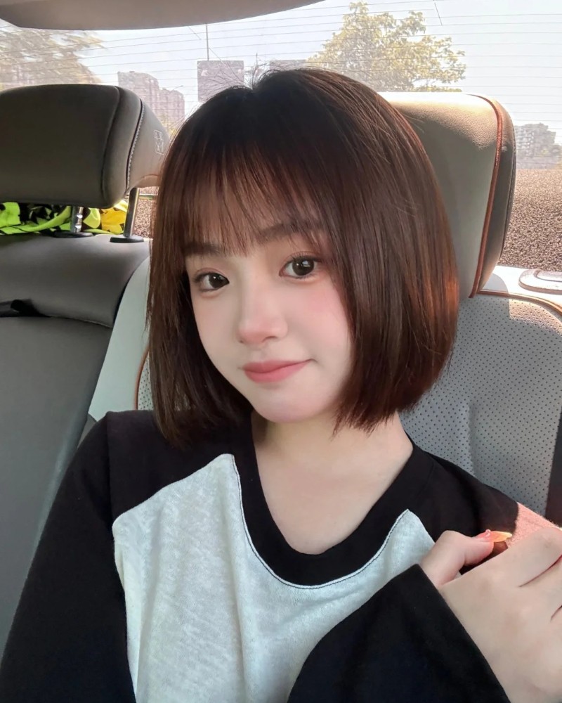 cô gái tóc ngắn chụp ảnh với áo đen trắng