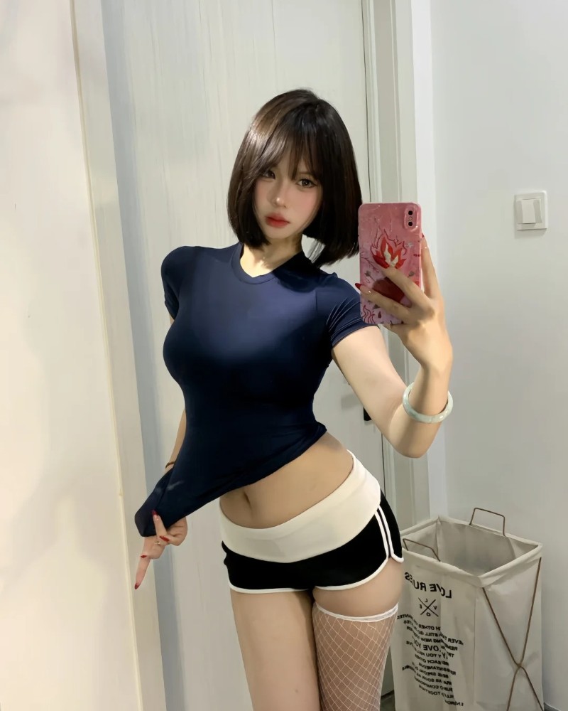 bạn nữ tóc ngắn cá tính 