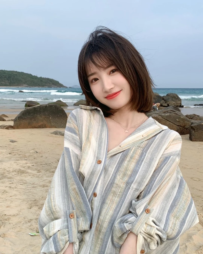 cô gái tóc ngắn khoác áo cardigan tạo phong thái nhẹ nhàng