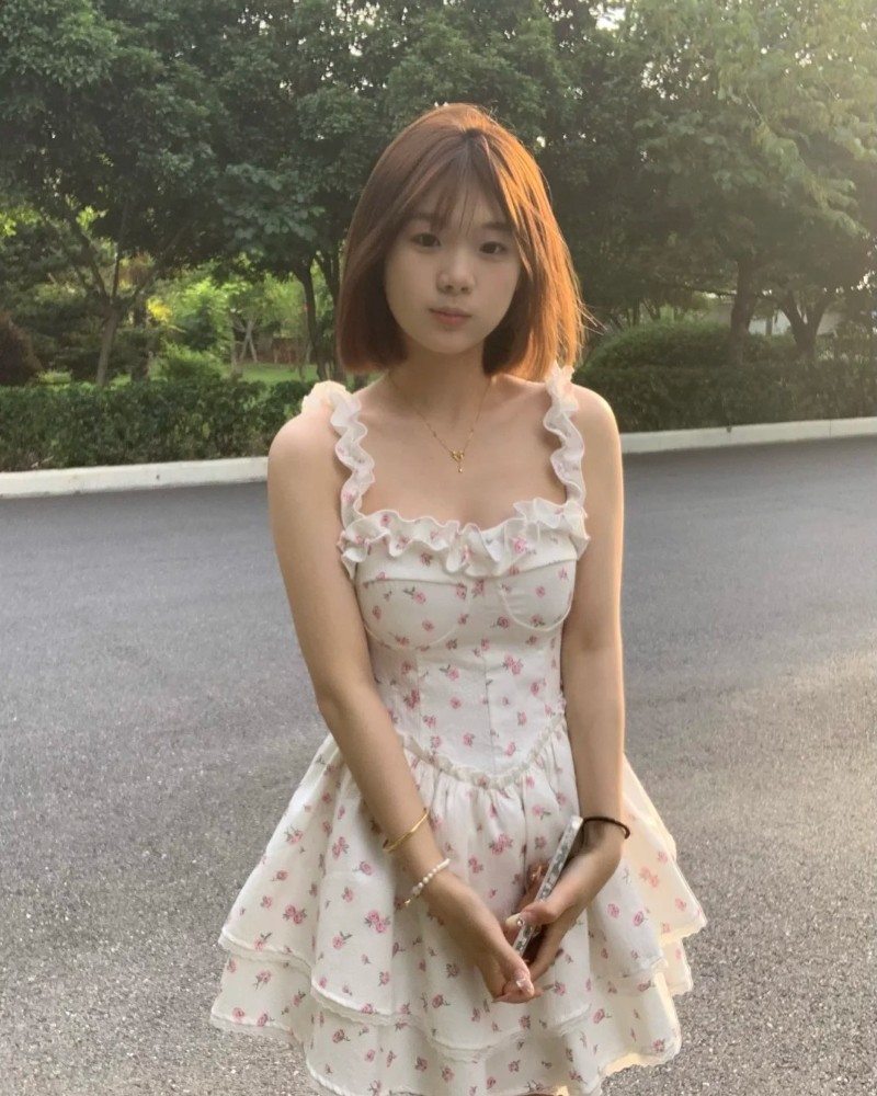 bạn nữ tóc ngắn đứng chụp ảnh ở đường 