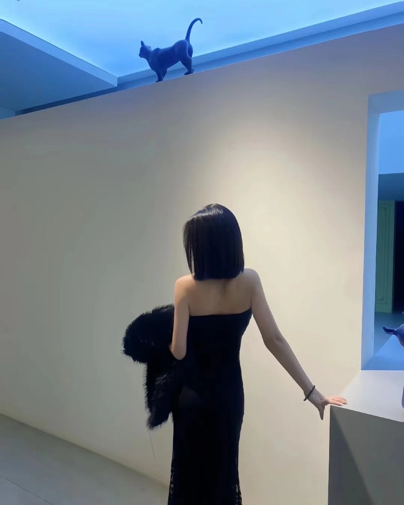 cô gái tóc ngắn tạo dáng khi đang bước đi