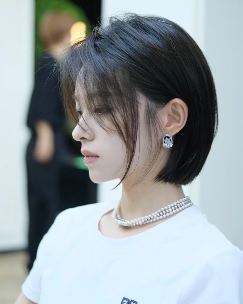 Hình gái đẹp tóc ngắn nhìn nghiêng đầy cuốn hút