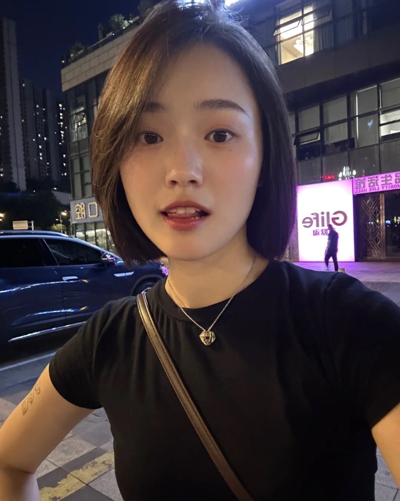 cô gái tóc ngắn pose trong ánh đèn ban đêmcô gái tóc ngắn pose trong ánh đèn ban đêm 