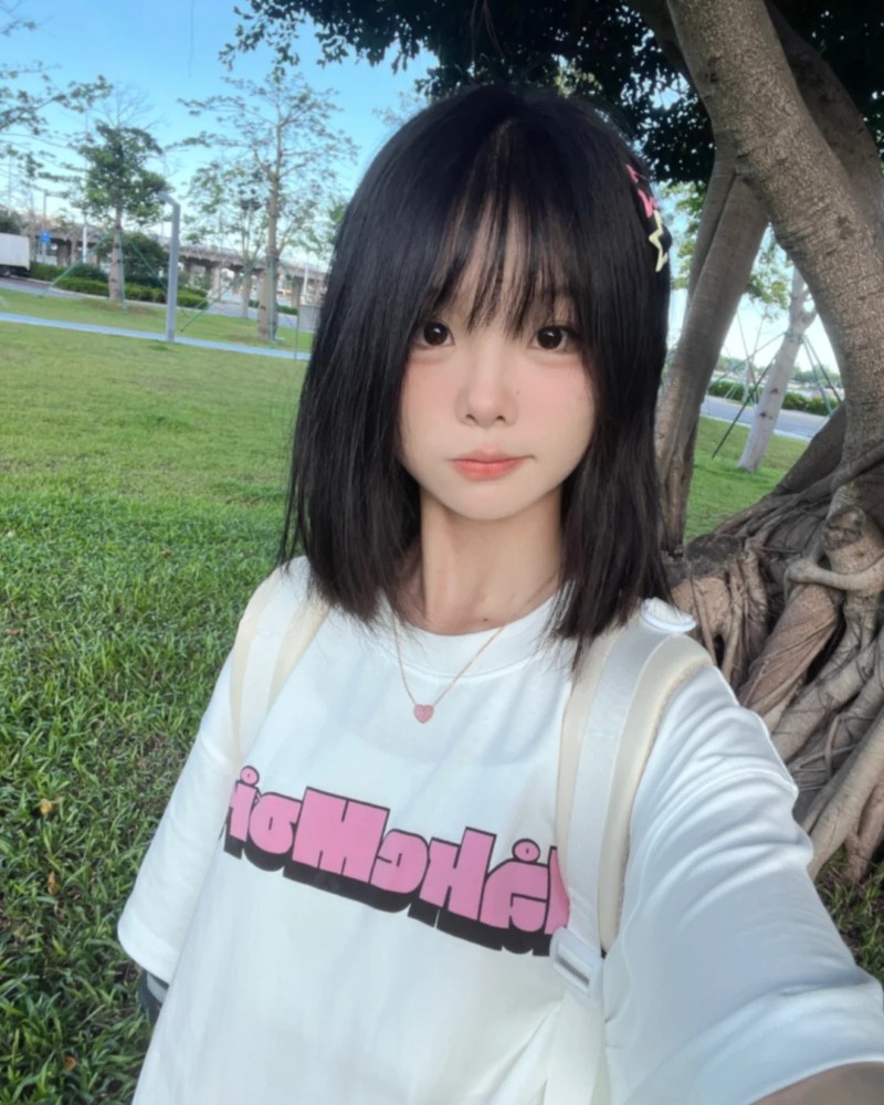 cô gái tóc ngắn phong cách dễ thương